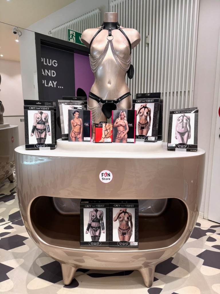 Fun Store: Harness-Display